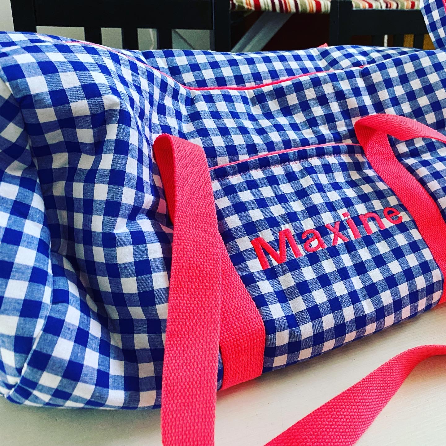 sac polochon vichy bleu et finition rose fluo