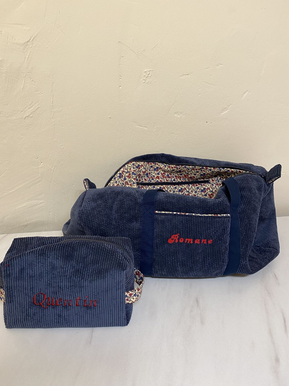 grande trousse de toilette  et sac polochon maxi assortis en velours et fleuri