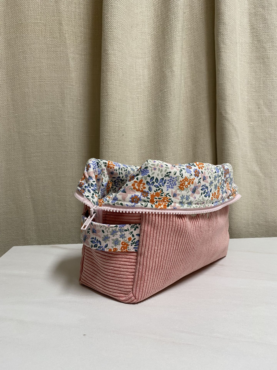grande trousse de toilette velours rose clair et fleuri multicolore Colors