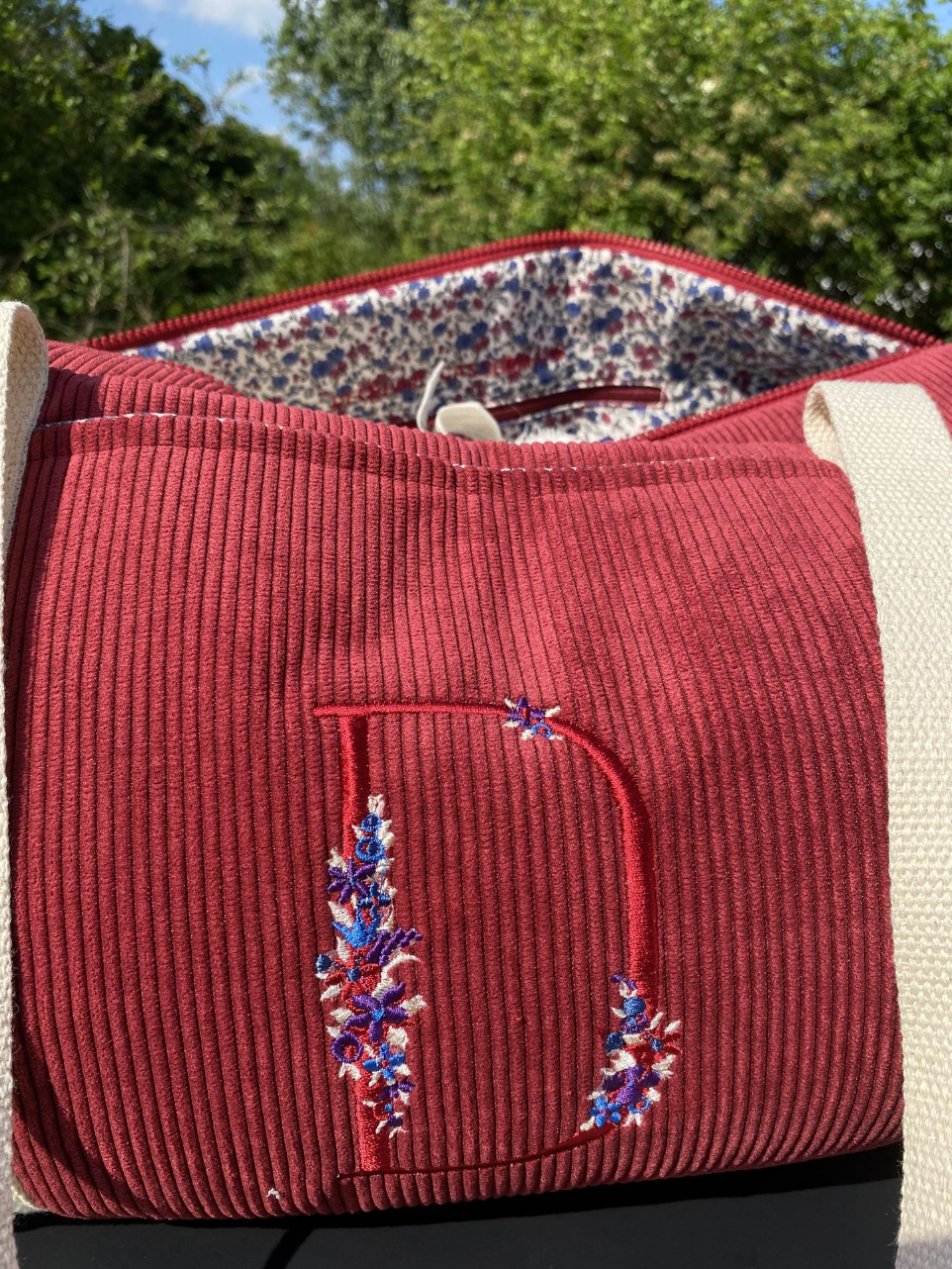 sac polochon en velours et tissu fleuri, broderie une lettre fleurie