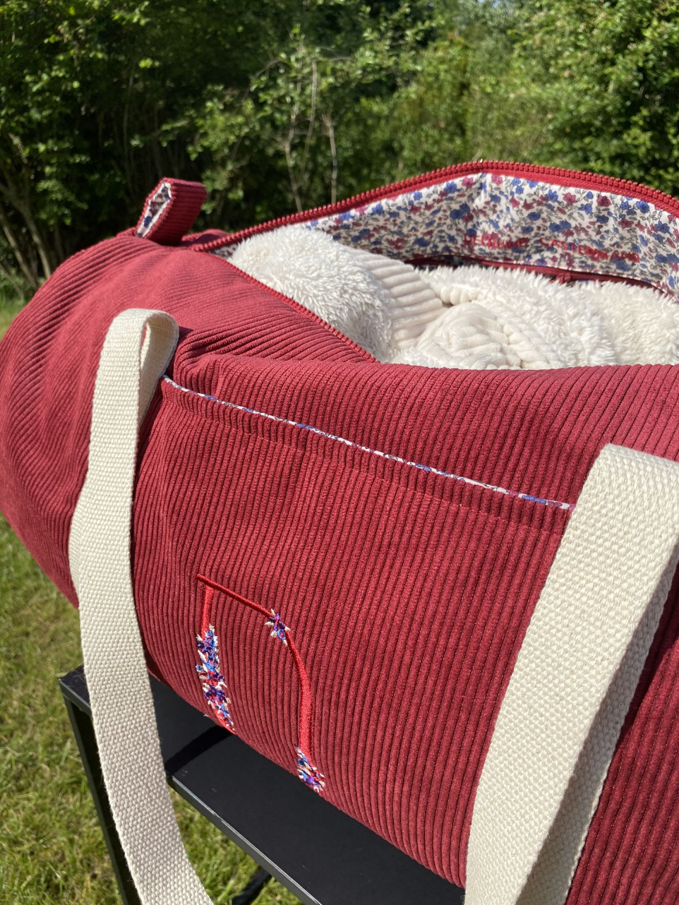 sac polochon en velours et tissu fleuri, broderie une lettre fleurie